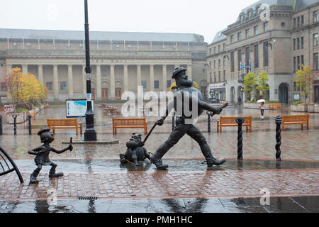 Desperate Dan, Statue wild west Charakter in der Britischen comicmagazin der Dandy Dundee, Schottland. UK Wetter 18/09/2018. Verregneter Start in den Tag in der Innenstadt mit starken Regen Prognose für später am Tag. Kredit; MediaWorldImages/AlamyLiveNews Stockfoto