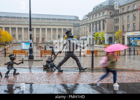 Desperate Dan, Statue wild west Charakter in der Britischen comicmagazin der Dandy Dundee, Schottland. UK Wetter 18/09/2018. Verregneter Start in den Tag in der Innenstadt mit starken Regen Prognose für später am Tag. Kredit; MediaWorldImages/AlamyLiveNews Stockfoto