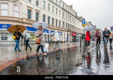 Dundee, Schottland. UK Wetter 18/09/2018. Verregneter Start in den Tag in der Innenstadt mit starken Regen, Wetter, nass, Wasser, Regen, Natur, Jahreszeit, Herbst, Mädchen, Hintergrund, Sommer, Herbst, unglücklich, Sturm Prognose für später am Tag. Kredit; MediaWorldImages/AlamyLiveNews Stockfoto