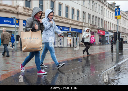 Dundee, Schottland. UK Wetter 18/09/2018. Verregneter Start in den Tag in der Innenstadt mit starken Regen Prognose für später am Tag. Kredit; MediaWorldImages/AlamyLiveNews Stockfoto