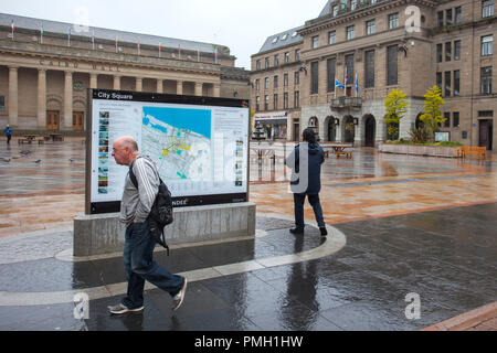 Desperate Dan, Statue wild west Charakter in der Britischen comicmagazin der Dandy Dundee, Schottland. UK Wetter 18/09/2018. Verregneter Start in den Tag in der Innenstadt mit starken Regen Prognose für später am Tag. Kredit; MediaWorldImages/AlamyLiveNews Stockfoto