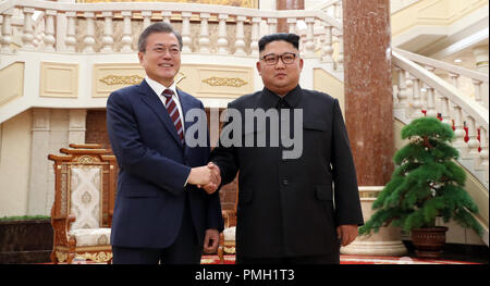 Pyongyang, Nordkorea. 18 Sep, 2018. Kim Jong Un (R), Führer der Demokratischen Volksrepublik Korea (DVRK), trifft sich mit Besuch südkoreanischen Präsidenten Moon Jae-in in Pjöngjang, in der Demokratischen Volksrepublik Korea, der Dritte Gipfel für das Paar in diesem Jahr Sept. 18, 2018. Credit: Pjöngjang Pressekorps/Xinhua/Alamy leben Nachrichten Stockfoto