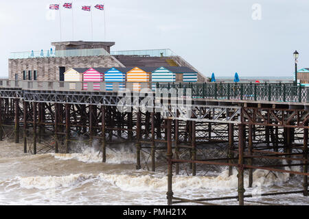 Hastings, East Sussex, UK. 18 Sep, 2018. UK Wetter: in der Nähe von Gale force süd westlichen Winden von bis zu 38 mph in der Küstenstadt Hastings heute Morgen mit sonnigen Abschnitten den ganzen Tag. Die Hastings Pier nimmt ein Zerschlagen von den Wellen. © Paul Lawrenson 2018, Foto: Paul Lawrenson/Alamy leben Nachrichten Stockfoto