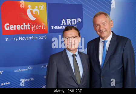 18 September 2018, Hamburg: Volker Herres, Programmdirektor Erstes Deutsches Fernsehen (l), und Lutz Marmor, Generaldirektor des Norddeutschen Rundfunks (NDR), bei einem Shooting auf der ARD Themenwoche "Gerechtigkeit". Von 11.11. bis 17.11.2018, ARD-Fernsehen und Radio Programme werden mit der Frage der Gerechtigkeit. Foto: Georg Wendt/dpa Stockfoto