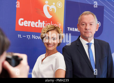 18 September 2018, Hamburg: Caren Miosga, Moderatorin der Tagesthemen, und Lutz Marmor, Generaldirektor der Norddeutsche Rundfunk (NDR), suchen Sie einen Fotografen (l) in die Kamera bei einem Fotoshooting für die ARD-Themenwoche "Gerechtigkeit". Von 11.11. bis 17.11.2018, ARD-Fernsehen und Radio Programme werden mit der Frage der Gerechtigkeit. Foto: Georg Wendt/dpa Stockfoto