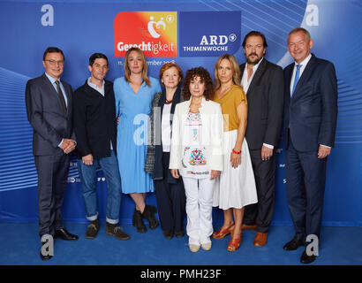 18 September 2018, Hamburg: Volker Herres, Programmdirektor Erstes Deutsches Fernsehen (L-R), Christoph Bach, Alwara Höfels, Imogen Kogge, Maria Ketikidou, Anneke Kim Sarnau, Charly Hübner, alle Akteure, und Lutz Marmor, Generaldirektor des Norddeutschen Rundfunks (NDR), bei einem Shooting auf der ARD Themenwoche "Gerechtigkeit". Von 11.11. bis 17.11.2018, ARD-Fernsehen und Radio Programme werden mit der Frage der Gerechtigkeit. Foto: Georg Wendt/dpa Stockfoto