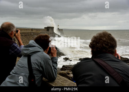 Porthcawl, Großbritannien. 18. September 2018. Die Reste des Hurrikans Helene hit Großbritannien am Montag Abend die tropische Energie und die Temperaturen. Die stärksten Gäste über Dienstag, einfache aber dennoch über 55 mph erreichen. Bilder zeigen die Szene in Porthcawl, Bridgend County, South Wales, UK, dieser Dienstag als Flut Ansätze auf 13.31 Uhr. Credit: Peter Bolter/Alamy leben Nachrichten Stockfoto