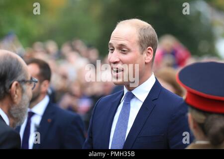 Stourbridge, West Midlands, UK. 18. September 2018. Der Herzog von Cambridge, Prinz William, trifft Bewunderer wie Besuche Stourbridge eine neue Statue von Frank Foley zu enthüllen, oft die "Britischen Schindler' genannt. Große Foley war ein verdeckter britische Spion in Berlin, wo er zur Verfügung gestellten Unterlagen zu 10.000 jüdische Männer, Frauen und Kinder fliehen vor dem Zweiten Weltkrieg helfen. Peter Lopeman/Alamy leben Nachrichten Stockfoto