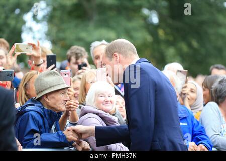 Stourbridge, West Midlands, UK. 18. September 2018. Der Herzog von Cambridge, Prinz William, trifft Bewunderer wie Besuche Stourbridge eine neue Statue von Frank Foley zu enthüllen, oft die "Britischen Schindler' genannt. Große Foley war ein verdeckter britische Spion in Berlin, wo er zur Verfügung gestellten Unterlagen zu 10.000 jüdische Männer, Frauen und Kinder fliehen vor dem Zweiten Weltkrieg helfen. Peter Lopeman/Alamy leben Nachrichten Stockfoto