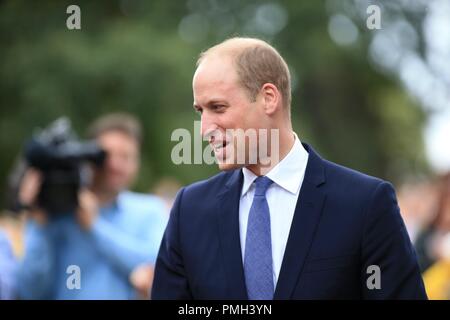 Stourbridge, West Midlands, UK. 18. September 2018. Der Herzog von Cambridge, Prinz William, trifft Bewunderer wie Besuche Stourbridge eine neue Statue von Frank Foley zu enthüllen, oft die "Britischen Schindler' genannt. Große Foley war ein verdeckter britische Spion in Berlin, wo er zur Verfügung gestellten Unterlagen zu 10.000 jüdische Männer, Frauen und Kinder fliehen vor dem Zweiten Weltkrieg helfen. Peter Lopeman/Alamy leben Nachrichten Stockfoto