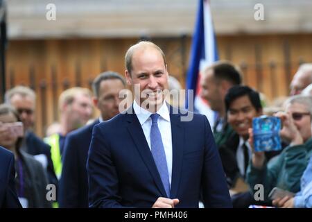 Stourbridge, West Midlands, UK. 18. September 2018. Der Herzog von Cambridge, Prinz William, trifft Bewunderer wie Besuche Stourbridge eine neue Statue von Frank Foley zu enthüllen, oft die "Britischen Schindler' genannt. Große Foley war ein verdeckter britische Spion in Berlin, wo er zur Verfügung gestellten Unterlagen zu 10.000 jüdische Männer, Frauen und Kinder fliehen vor dem Zweiten Weltkrieg helfen. Peter Lopeman/Alamy leben Nachrichten Stockfoto