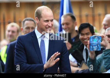 Stourbridge, West Midlands, UK. 18. September 2018. Der Herzog von Cambridge, Prinz William, trifft Bewunderer wie Besuche Stourbridge eine neue Statue von Frank Foley zu enthüllen, oft die "Britischen Schindler' genannt. Große Foley war ein verdeckter britische Spion in Berlin, wo er zur Verfügung gestellten Unterlagen zu 10.000 jüdische Männer, Frauen und Kinder fliehen vor dem Zweiten Weltkrieg helfen. Peter Lopeman/Alamy leben Nachrichten Stockfoto