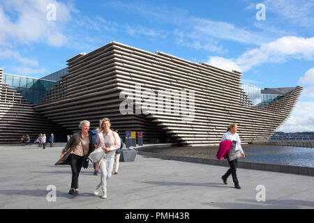 Waterfront Dundee, Schottland. UK Wetter 18/09/2018. Sonnigen Nachmittag auf die Stadt am Wasser. Ein internationales Zentrum für Design für Schottland - das erste Design Museum in Großbritannien außerhalb von London, das gebaut werden soll. Die V&A Dundee ist in einer Welt untergebracht - Klasse Gebäude im Herzen von Dundee Riverside Attraktionen. Kredit; MediaWorldImages/AlamyLiveNews Stockfoto