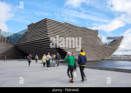 Dundee, Schottland. UK Wetter 18/09/2018. Sonnigen Nachmittag auf die Stadt am Wasser. Ein internationales Zentrum für Design für Schottland - das erste Design Museum in Großbritannien außerhalb von London, das gebaut werden soll. Die V&A Dundee ist in einer Welt untergebracht - Klasse Gebäude im Herzen von Dundee Riverside Attraktionen. Kredit; MediaWorldImages/AlamyLiveNews Stockfoto