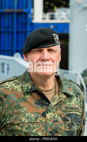 16. September 2018, Niedersachsen, Emden: Ullrich Spannuth, brigade Kommandeur der Panzerlehrbrigade 9, blickt in die Kamera für ein Portrait. Vom 25. Oktober bis zum 7. November, die NATO-Großübung "Trident Zeitpunkt 2018 (TRJE 18)" in Norwegen stattfinden wird. Die Bundeswehr Transfers fast 10.000 Soldaten und mehr als 4.000 Fahrzeuge nach Norwegen. Im Hafen von Emden, ein Schiff ist mit rund 300 Fahrzeugen und Panzern sowie 95-Containern. Foto: mohssen Assanimoghaddam/dpa Stockfoto