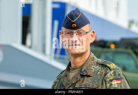16. September 2018, Niedersachsen, Emden: Thomas Hambach, Brigadegeneral der Luftwaffe, blickt in die Kamera für ein Portrait. Vom 25. Oktober bis zum 7. November, die NATO-Großübung "Trident Zeitpunkt 2018 (TRJE 18)" in Norwegen stattfinden wird. Die Bundeswehr Transfers fast 10.000 Soldaten und mehr als 4.000 Fahrzeuge nach Norwegen. Im Hafen von Emden, ein Schiff ist mit rund 300 Fahrzeugen und Panzern sowie 95-Containern. Foto: mohssen Assanimoghaddam/dpa Stockfoto