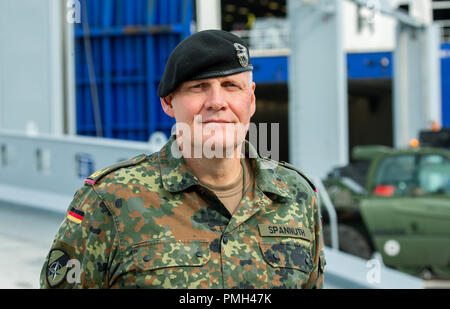 16. September 2018, Niedersachsen, Emden: Ullrich Spannuth, brigade Kommandeur der Panzerlehrbrigade 9, blickt in die Kamera für ein Portrait. Vom 25. Oktober bis zum 7. November, die NATO-Großübung "Trident Zeitpunkt 2018 (TRJE 18)" in Norwegen stattfinden wird. Die Bundeswehr Transfers fast 10.000 Soldaten und mehr als 4.000 Fahrzeuge nach Norwegen. Im Hafen von Emden, ein Schiff ist mit rund 300 Fahrzeugen und Panzern sowie 95-Containern. Foto: mohssen Assanimoghaddam/dpa Stockfoto