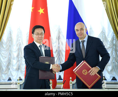 Moskau, Russland. 18 Sep, 2018. Chinesischen Vice Premier Han Zheng (L), der auch Mitglied des Ständigen Ausschusses des Politbüros der Kommunistischen Partei Chinas (CPC) Zentralausschuss, und Russische Erster Stellvertretender Ministerpräsident Anton Siluanow die Zusammenfassung der Minuten nach der fünften Tagung des Kooperationsausschusses China-Russia Investitionen in Moskau, Russland, Sept. 18, 2018. Han met mit siluanow am Dienstag und Co - die Begegnung mit ihm den Vorsitz führt. Credit: Yan Yan/Xinhua/Alamy leben Nachrichten Stockfoto