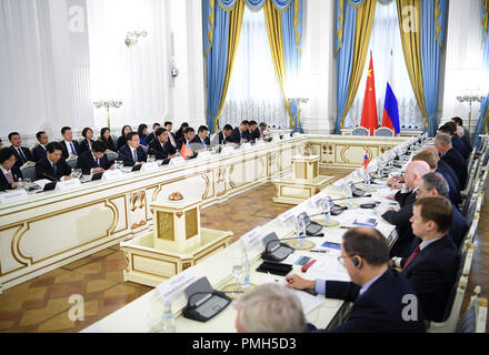 Moskau, Russland. 18 Sep, 2018. Chinesischen Vice Premier Han Zheng, ebenfalls Mitglied des Ständigen Ausschusses des Politbüros der Kommunistischen Partei Chinas (CPC) Zentralausschuss, trifft sich mit russischen Ersten stellvertretenden Ministerpräsidenten Anton Siluanow in Moskau, Russland, Sept. 18, 2018. Han und Siluanow gemeinsam den Vorsitz der fünften Tagung des Kooperationsausschusses China-Russia Investition hier am Dienstag statt. Credit: Yan Yan/Xinhua/Alamy leben Nachrichten Stockfoto