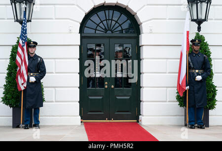 Marine Guards erwarten die Ankunft des Präsidenten der Vereinigten Staaten Donald J. Trumpf, erste Dame Melania Trump, der Präsident der Republik Polen Andrzej Duda und Frau Agata Kornhauser-Duda zum Weißen Haus in Washington, DC, 18. September 2018. Quelle: Chris Kleponis/CNP | Verwendung weltweit Stockfoto