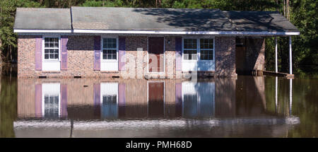 Wagram, North Carolina, United States/September 18, 2018: Hochwasser Sichern auf einer Brücke südlich von Raeford North Carolina nach Hurrikan Florence Credit: Guy Sagi/Alamy leben Nachrichten Stockfoto