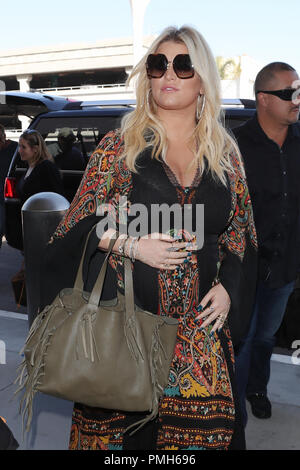 Los Angeles, USA. 18. September 2018. Jessica Simpson kommt am Flughafen LAX, nachdem sie mit ihrem dritten Kind schwanger ist, Los Angeles, CA. Quelle: Paolo Rossi/Alamy leben Nachrichten Stockfoto