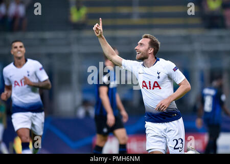 Mailand, Italien. 18. September 2018. Christian Eriksen von Tottenham Hotspur feiert zählenden erstes Ziel während der UEFA Champions League Gruppe B Spiel zwischen Inter Mailand und Tottenham Hotspur im Stadio San Siro, Mailand, Italien am 18. September 2018. Foto von Giuseppe Maffia. 18 Sep, 2018. Quelle: AFP 7/ZUMA Draht/Alamy leben Nachrichten Stockfoto