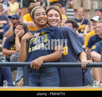 Toledo, Ohio, USA. 15 Sep, 2018. Toledo Fans, die in den Kursunterlagen Abschnitt während der NCAA Football Spiel zwischen der Toledo Rockets und die Miami Hurricanes am Glas Schüssel in Toledo, Ohio. Kyle Okita/CSM/Alamy leben Nachrichten Stockfoto