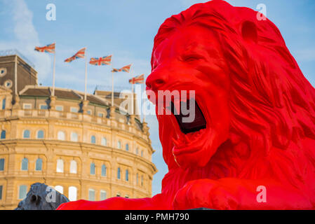 London, Großbritannien. 18. September 2018. Die Lions durch Künstler und Designer Es Devlin auf dem Trafalgar Square. Es ist eine neue interaktive Skulptur, maschinelles Lernen und erforschen die Parameter von Design und AI. Es folgt ein Jahr - lange Zusammenarbeit mit Google Kunst & Kultur. Credit: Guy Bell/Alamy leben Nachrichten Stockfoto