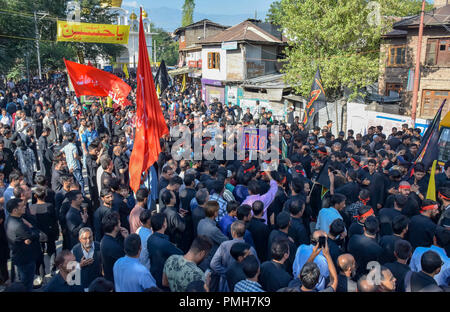 Srinagar, Kashmir. September 18, 2018 - Srinagar, Jammu und Kaschmir, Indien - Kaschmir schiitische Muslime Rituale gesehen, die mit Flaggen während der Prozession. 7. Tag der Ashura Prozession, die das Martyrium Jahrestag der Enkel des Propheten Muhammed des verehrten Imam Hussein in Karbala, Irak in 680 AD im südlichen Irak im siebten Jahrhundert getötet wurde. Kredit Idrees: Abbas/SOPA Images/ZUMA Draht/Alamy leben Nachrichten Stockfoto