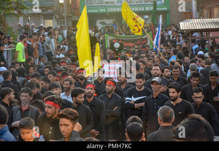 Srinagar, Kashmir. September 18, 2018 - Srinagar, Jammu und Kaschmir, Indien - Kaschmir schiitische Muslime Rituale gesehen, die mit Flaggen während der Prozession. 7. Tag der Ashura Prozession, die das Martyrium Jahrestag der Enkel des Propheten Muhammed des verehrten Imam Hussein in Karbala, Irak in 680 AD im südlichen Irak im siebten Jahrhundert getötet wurde. Kredit Idrees: Abbas/SOPA Images/ZUMA Draht/Alamy leben Nachrichten Stockfoto