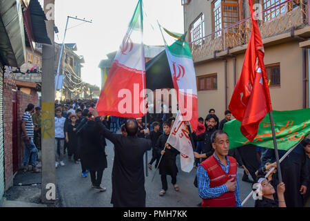 Srinagar, Kashmir. September 18, 2018 - Srinagar, Jammu und Kaschmir, Indien - Kaschmir schiitische Muslime gesehen Holding Flags während der Prozession. 7. Tag der Ashura Prozession, die das Martyrium Jahrestag der Enkel des Propheten Muhammed des verehrten Imam Hussein in Karbala, Irak in 680 AD im südlichen Irak im siebten Jahrhundert getötet wurde. Kredit Idrees: Abbas/SOPA Images/ZUMA Draht/Alamy leben Nachrichten Stockfoto