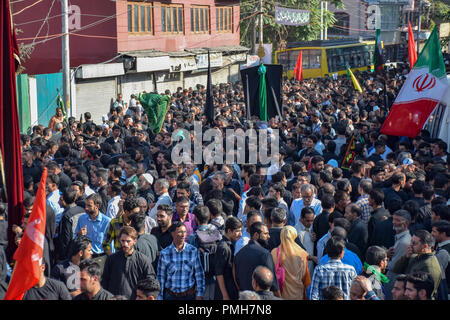 Srinagar, Kashmir. September 18, 2018 - Srinagar, Jammu und Kaschmir, Indien - Kaschmir schiitische Muslime gesehen Rituale während der Prozession. 7. Tag der Ashura Prozession, die das Martyrium Jahrestag der Enkel des Propheten Muhammed des verehrten Imam Hussein in Karbala, Irak in 680 AD im südlichen Irak im siebten Jahrhundert getötet wurde. Kredit Idrees: Abbas/SOPA Images/ZUMA Draht/Alamy leben Nachrichten Stockfoto