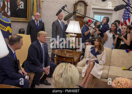 Washington, District of Columbia, USA. 18 Sep, 2018. Präsident von Polen Andrzej Duda und Präsidenten der Vereinigten Staaten Donald J. Trumpf Treffen im Oval Office im Weißen Haus in Washington, DC am 18 September, 2018 Credit: Tasos Katopodis/CNP/ZUMA Draht/Alamy leben Nachrichten Stockfoto