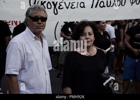 Athen, Griechenland. 18 Sep, 2018. Eltern von Pavlos Fyssas während des Protestes gesehen. Protest und Auseinandersetzungen gegen den Mord und die Kennzeichnung den fünften Jahrestag der Pavlos Fyassas, die Short von neo-nazi in der Hafenstadt Piräus. Credit: Giorgos Zachos/SOPA Images/ZUMA Draht/Alamy leben Nachrichten Stockfoto