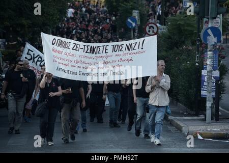 Athen, Griechenland. 18 Sep, 2018. Die Demonstranten auf der Straße gesehen, während die Banner bei den Auseinandersetzungen und Konflikte. Protest gegen den Mord und die Kennzeichnung den fünften Jahrestag der Pavlos Fyassas, die Short von neo-nazi in der Hafenstadt Piräus. Credit: Giorgos Zachos/SOPA Images/ZUMA Draht/Alamy leben Nachrichten Stockfoto