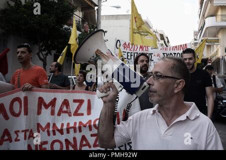 Athen, Griechenland. 18 Sep, 2018. Demonstrant beobachtet, als er auf einem mega Telefon während der zusammenstöße. Proteste und Ausschreitungen gegen den Mord und die Kennzeichnung den fünften Jahrestag der Pavlos Fyassas, die Short von neo-nazi in der Hafenstadt Piräus. Credit: Giorgos Zachos/SOPA Images/ZUMA Draht/Alamy leben Nachrichten Stockfoto