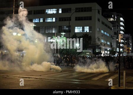 Athen, Griechenland. 18 Sep, 2018. Tränenreizstoffe während der Proteste und Zusammenstöße gesehen. Protest gegen den Mord und die Kennzeichnung den fünften Jahrestag der Pavlos Fyassas, die Short von neo-nazi in der Hafenstadt Piräus. Credit: Giorgos Zachos/SOPA Images/ZUMA Draht/Alamy leben Nachrichten Stockfoto