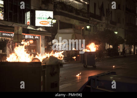 Athen, Griechenland. 18 Sep, 2018. Brennende Mülltonnen gesehen, wenn sich die Unruhen beendet hatte. Protest und Auseinandersetzungen zwischen den Demonstranten und der Polizei gegen den Mord und die Kennzeichnung den fünften Jahrestag der Pavlos Fyassas, die Short von neo-nazi in der Hafenstadt Piräus. Credit: Nikolas Joao Kokovlis/SOPA Images/ZUMA Draht/Alamy leben Nachrichten Stockfoto