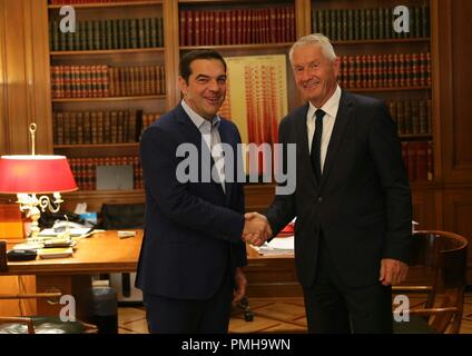 Athen, Griechenland. 18 Sep, 2018. Der griechische Premierminister Alexis Tsipras (L) schüttelt Hände mit Generalsekretär des Europarates Thorbjörn Jagland während Ihrer Tagung in Athen, Griechenland, on Sept. 18, 2018. Jagland besuchte Athen am Dienstag mit griechischen Führer die Migration, die Flüchtlingskrise zu diskutieren. Credit: Marios Lolos/Xinhua/Alamy leben Nachrichten Stockfoto