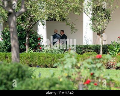 Präsidenten der Vereinigten Staaten Donald J. Trumpf und der Präsident der Republik Polen Andrzej Duda zu Fuß das Oval Office im Weißen Haus in Washington, DC, 18. September 2018. Quelle: Chris Kleponis/CNP/MediaPunch Stockfoto