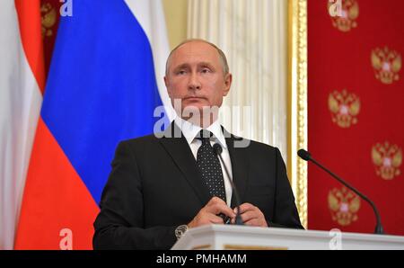 Moskau, Russland. 18. Sep 2018. Der russische Präsident Wladimir Putin in einer gemeinsamen Pressekonferenz mit dem ungarischen Ministerpräsidenten Viktor Orbán nach, das russisch-ungarische Gespräche auf der Kreml September 18, 2018 in Moskau, Russland. Credit: Planetpix/Alamy leben Nachrichten Stockfoto