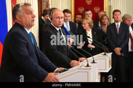 Moskau, Russland. 18. Sep 2018. Der russische Präsident Wladimir Putin, rechts, während einer gemeinsamen Pressekonferenz mit dem ungarischen Ministerpräsidenten Viktor Orbán nach, das russisch-ungarische Gespräche auf der Kreml September 18, 2018 in Moskau, Russland. Credit: Planetpix/Alamy leben Nachrichten Stockfoto