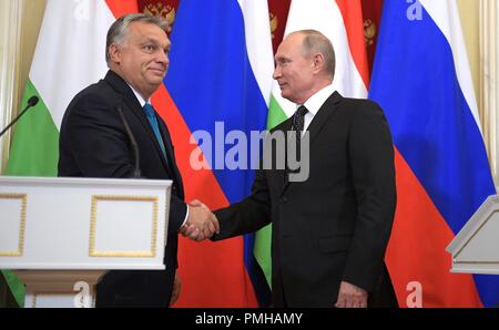 Moskau, Russland. 18. Sep 2018. Der russische Präsident Wladimir Putin, rechts, schüttelt Hände mit ungarischen Ministerpräsidenten Viktor Orbán nach einer gemeinsamen Pressekonferenz zum Abschluss, das russisch-ungarische Gespräche auf der Kreml am 18. September in Moskau, Russland 2018. Credit: Planetpix/Alamy leben Nachrichten Stockfoto