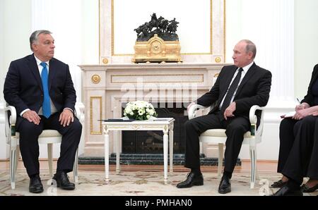 Moskau, Russland. 18. Sep 2018. Der russische Präsident Wladimir Putin, rechts, während eines bilateralen Treffens mit der ungarische Ministerpräsident Viktor Orban im Kreml September 18, 2018 in Moskau, Russland. Credit: Planetpix/Alamy leben Nachrichten Stockfoto