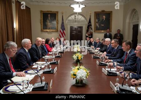 Us-Präsident Donald Trump, rechts, Hosts, der Ebene der Delegation Gespräche mit der polnische Präsident Andrzej Duda, rechts, im Schaltschrank des Weißen Hauses September 18, 2018 in Washington, DC. Stockfoto