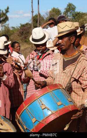 Masiniloharano, Madagaskar. 25 Aug, 2018. Die Gäste des "Famadihana' Zeremonie (wörtlich: Drehen der Knochen) Warten Sie, bis die Familie Grab zu öffnen. Während der Zeremonie, die Menschen in Madagaskar betet an den Knochen ihrer Vorfahren. Sie sind aus ihren Gräbern, vor allem für die großen Festivals. (Dpa "Tanz mit den Toten: Happy Corpse Festival in Madagaskar" vom 19.09.2018) Credit: Jürgen Bätz/dpa/Alamy leben Nachrichten Stockfoto