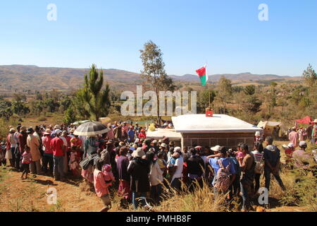 Masiniloharano, Madagaskar. 25 Aug, 2018. Die Gäste des "Famadihana' Zeremonie (wörtlich: Drehen der Knochen) Warten Sie, bis die Familie Grab zu öffnen. Während der Zeremonie, die Menschen in Madagaskar betet an den Knochen ihrer Vorfahren. Sie sind aus ihren Gräbern, vor allem für die großen Festivals. (Dpa "Tanz mit den Toten: Happy Corpse Festival in Madagaskar" vom 19.09.2018) Credit: Jürgen Bätz/dpa/Alamy leben Nachrichten Stockfoto