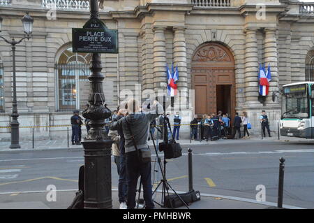 Senat, 10 rue de Vaugirard, Paris, Frankreich. 19. Sep 2018. Alexandre Benalla, ex-Agent des französischen Präsidenten Längestrich wird von der Kommission der Rechtsvorschriften der Senat 19. September 2018 einberufen, nachdem, gekleidet wie ein Cop, ohne einer zu sein, ein Demonstrant geschlagen, während die Demo des 1. Mai 2018. Vincent Crase wird auch um 10:30 Uhr gehört werden. ALPHACIT NEWIM/Alamy Live News Credit: Alphacit NEWIM/Alamy leben Nachrichten Stockfoto