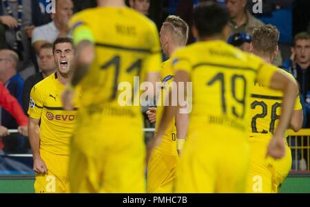 18. September 2018, Belgien, Brügge: Fußball: Champions League, FC Brügge - Borussia Dortmund, Gruppenphase, Gruppe A, Spieltag 1 bei Jan Breydel Stadion in Brügge am 18.09.2018. Dortmunder Christian Pulisic (l) feiert seine 1-0 Ziel. Foto: Bernd Thissen/dpa Stockfoto